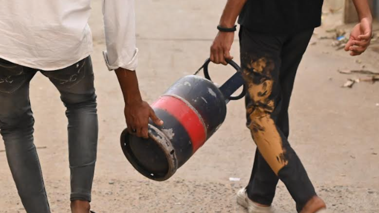 Commercial cylinder crisis continues in Coimbatore, cylinder prices reach Rs 7,000 in black market