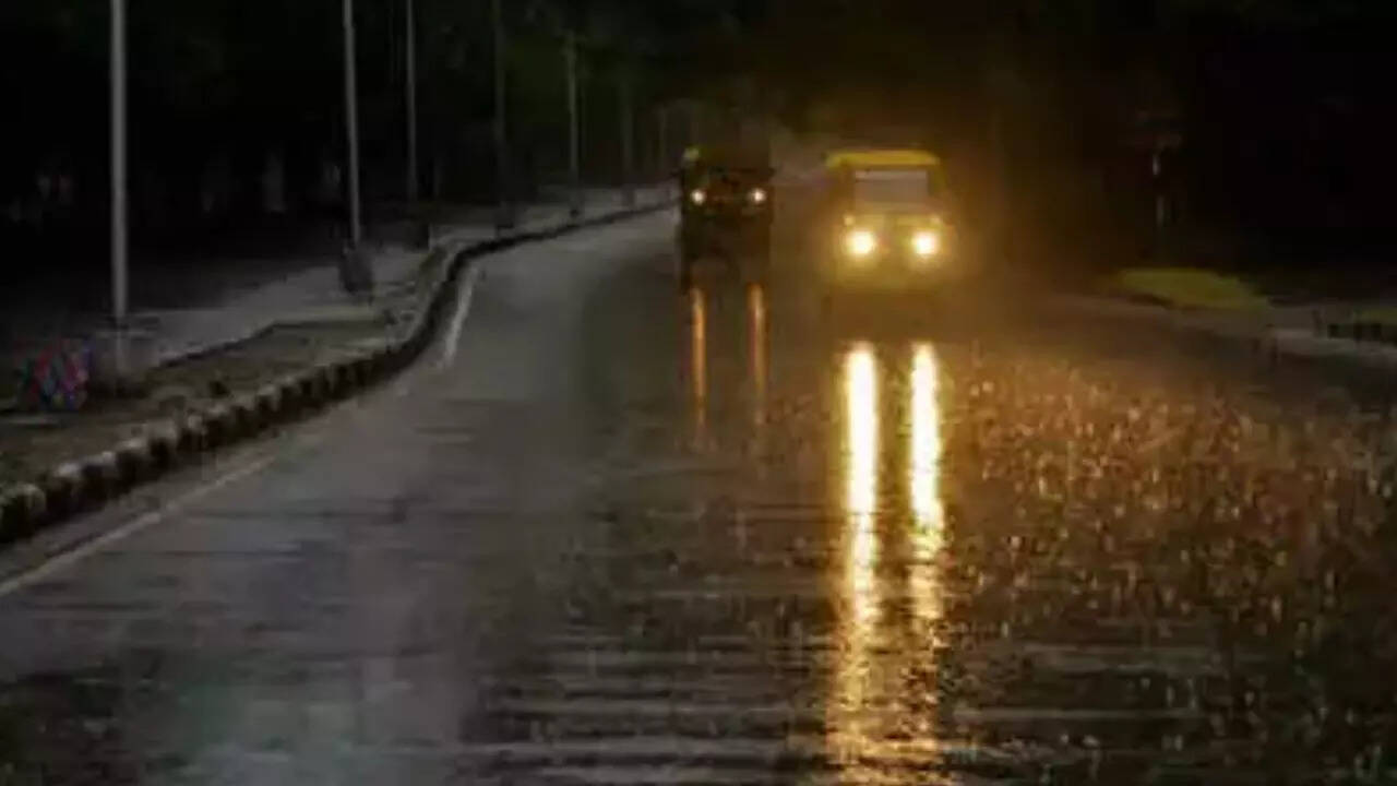 Thunderstorm cools Delhi, improves AQI, but hits flights