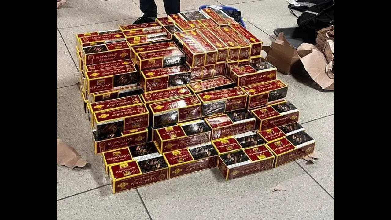 入手困難　cigar adhesive stoned reset CDセット Customs seizes 566 boxes of cigarettes at Ahmedabad airport