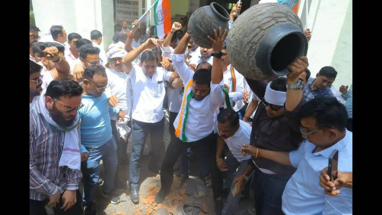Congress leaders smash earthen pots at NMC headquarters over water crisis