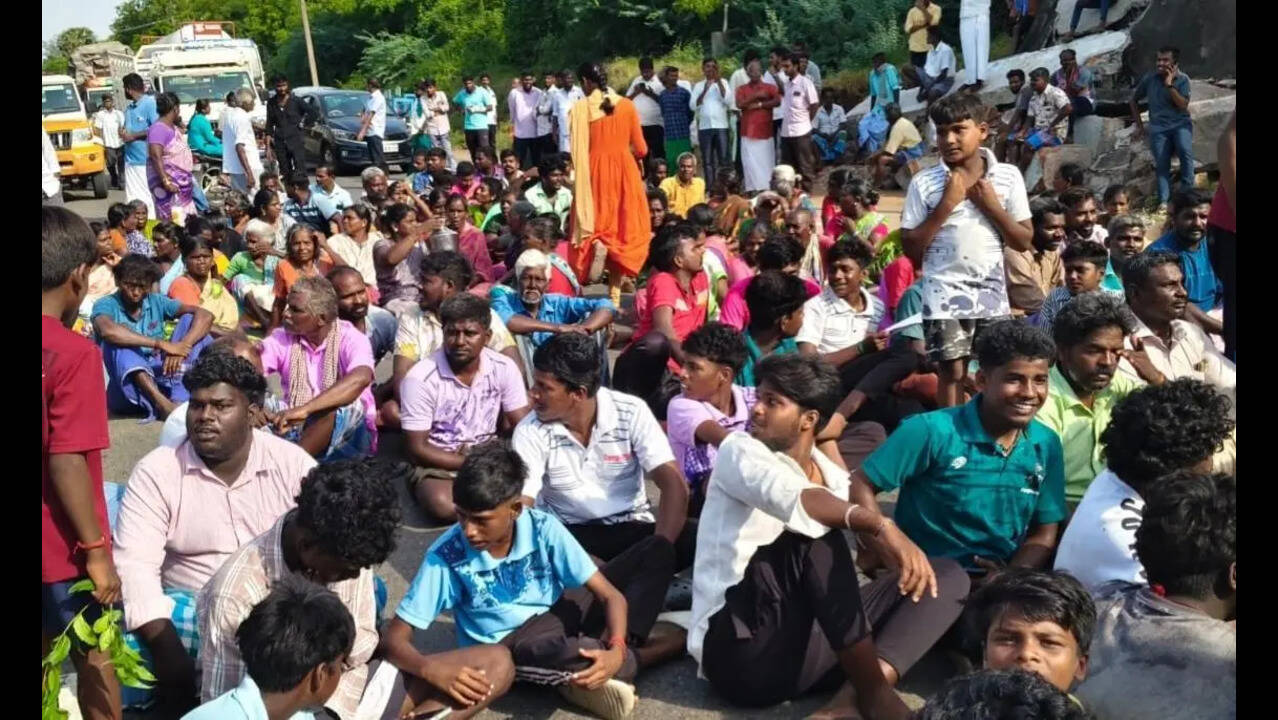 Villagers block Trichy-Karur NH over denial of nod for festival
