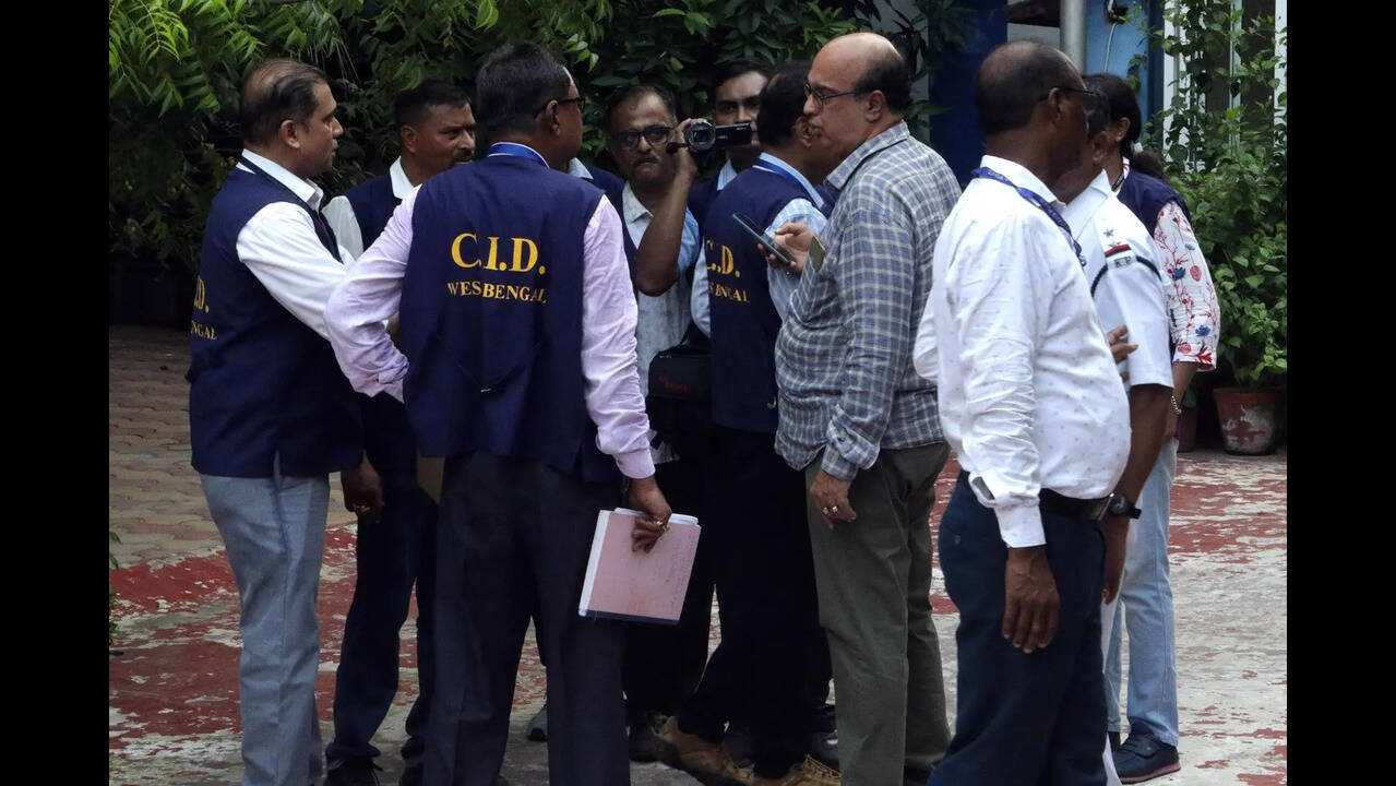 West Bengal CID Searches Mamata Banerjee's Residence in Forgery Probe | Quick Digest