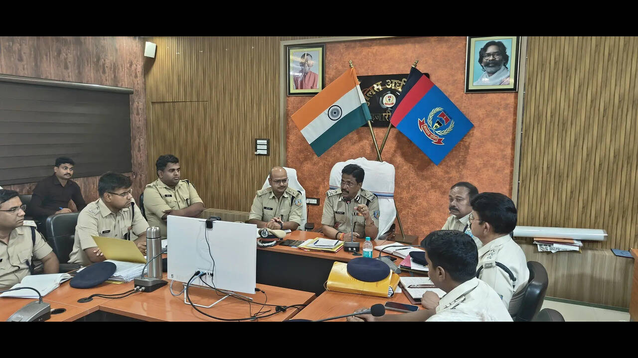 हजारीबाग: आईजी शैलेंद्र कुमार सिन्हा ने की पुलिसिया तैयारियों की समीक्षा, मुहर्रम सुरक्षा और नशा मुक्ति पर दिया जोर