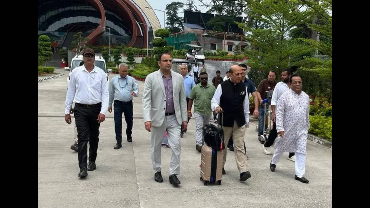 भारत-बांग्लादेश सीमा पार कर कार्यभार संभालने पहुंचे नए उच्चायुक्त दिनेश त्रिवेदी