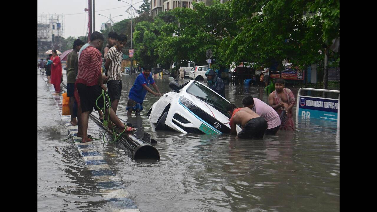 KMC deploys workers as heavy downpour, waterlogging disrupt traffic across Kolkata