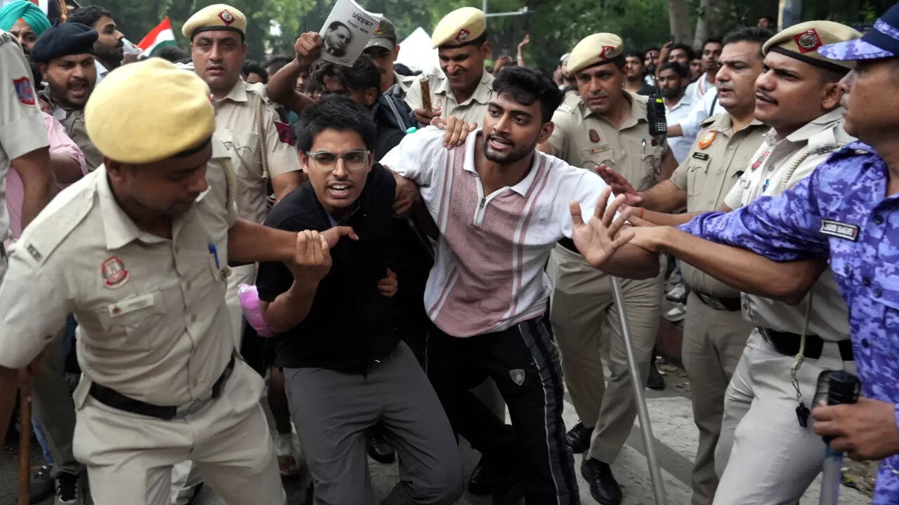 Delhi Police denies 'violence' claims amid CJP's 'Chalo Sansad' march | Delhi News - The Times of India
