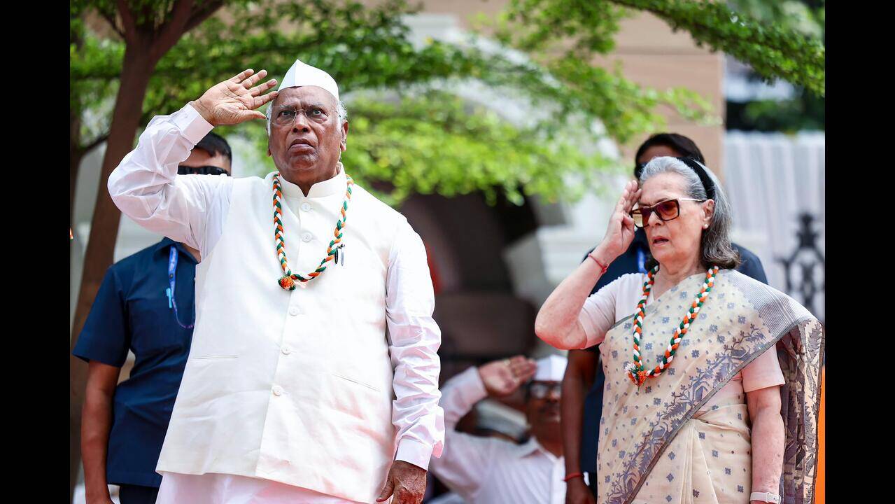 Suvendu demands Sonia’s apology for Vande row at Congress HQ