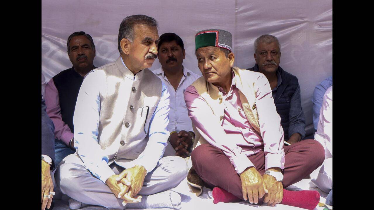 CM Sukhvinder Singh Sukhu pays floral tributes to former Prime Minister Rajiv Gandhi