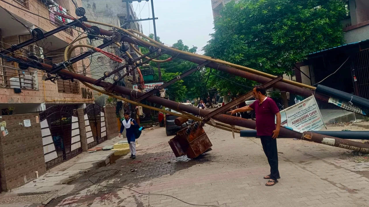 Rusty pole, heavy transformer: Ghaziabad residents narrowly escape mishap