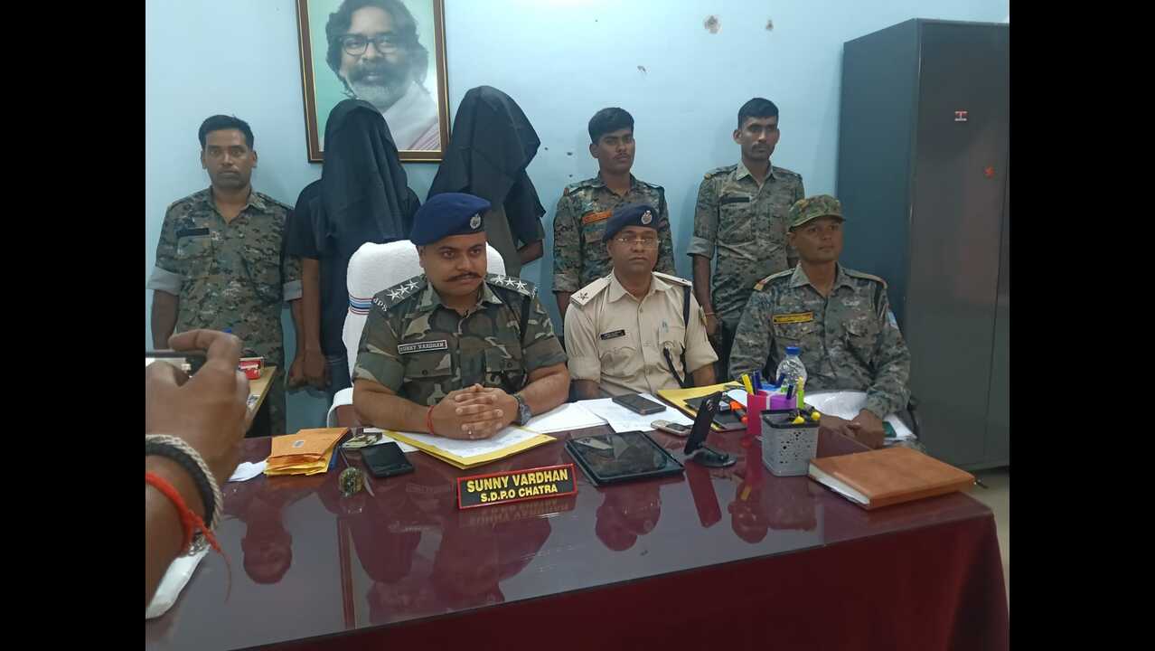 Police arrest two for smuggling 9.15 Kg ganja, liquor