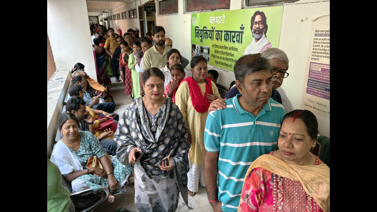 Long queues, confusion mark first day of SIR hearings in Ranchi