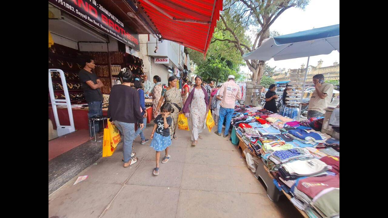 MCC’s footpath eviction drive fails to deter vendors