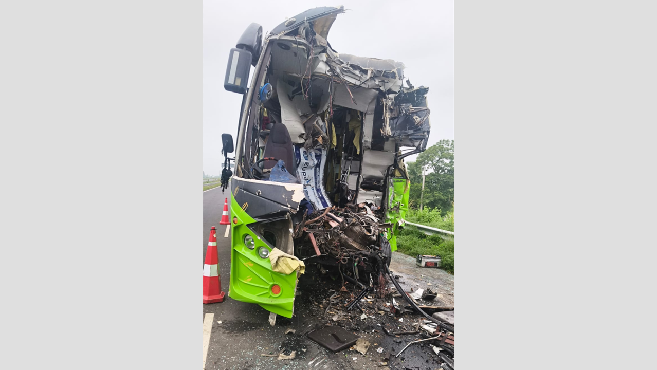 One killed, 24 injured as bus rams into lorry in Eluru