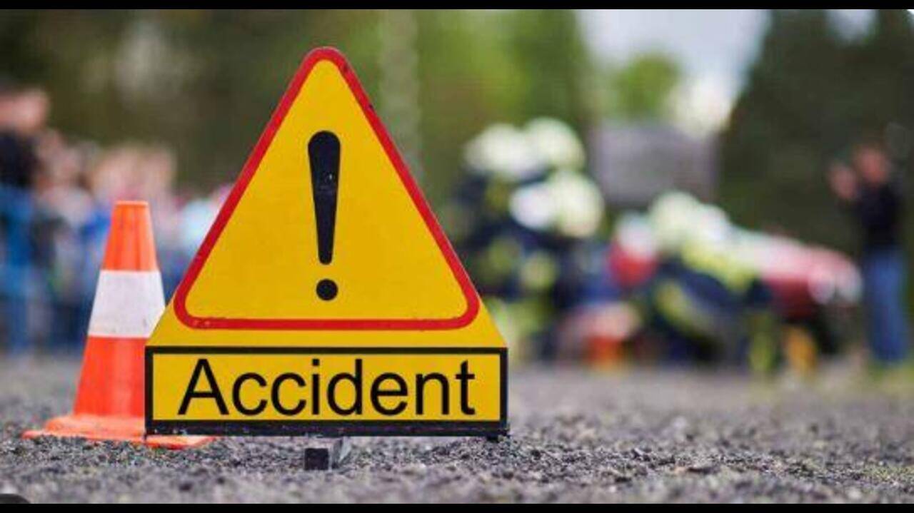 Youth dies, father critical after pickup truck hits bike in Buxar