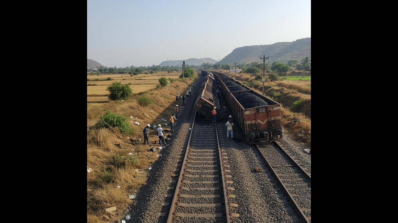 Texmaco wins ₹5,300 crore contract to supply locomotives to South Africa