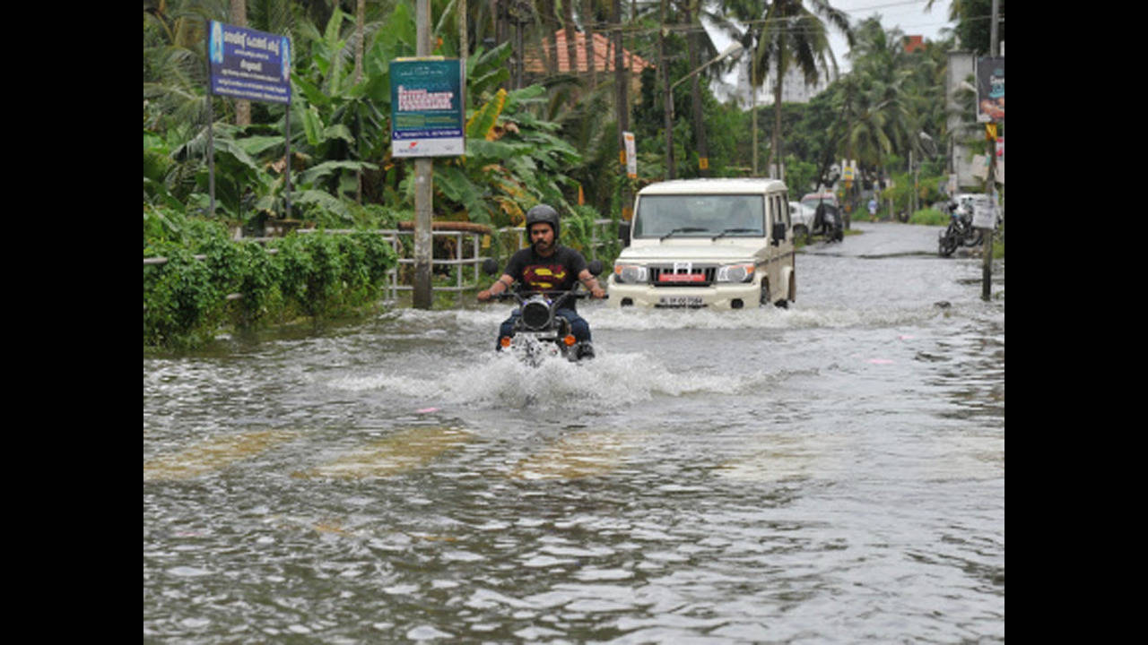 Kerala floods: Road connectivity reinstated in Kozhikode