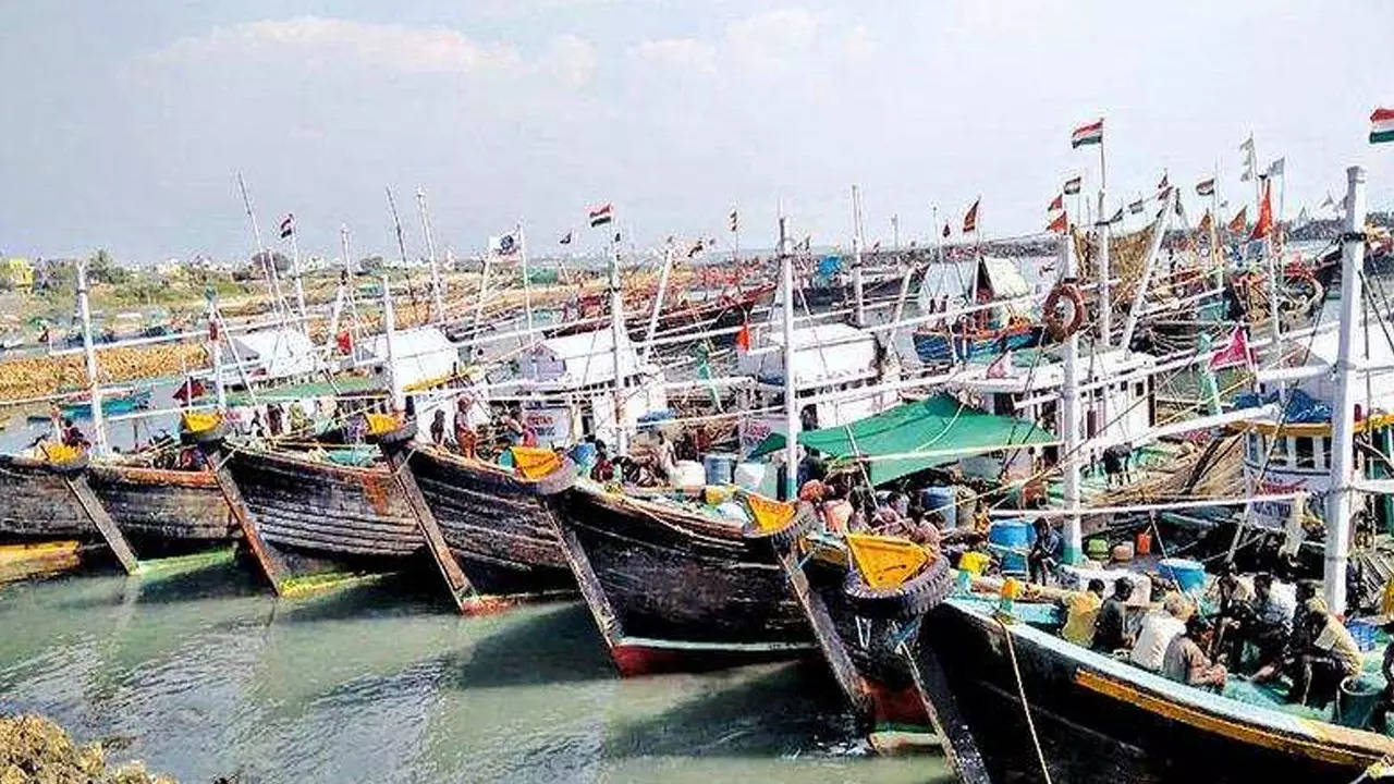 Gujarat: 18 Maharashtra boats caught for line fishing in Gujarat waters