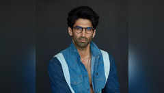 Aditya’s reacts to paps’ ‘Bohot Fast Chalte Ho’