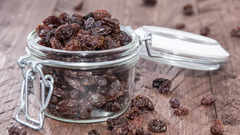 Benefits of eating 6 soaked black raisins