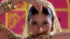 Tabu gifted gold bangles to Saroj Khan after Rang De shoot