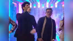 Aamir, Kartik dance together at a wedding