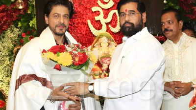 Shah Rukh Khan, Salman Khan Asha Bhosle, Bhumi Pednekar, Pooja Hegde:  Celebs at Maharashtra Chief Minister Eknath Shinde's house for Ganpati  darshan - Pics inside | Hindi Movie News - Times of India