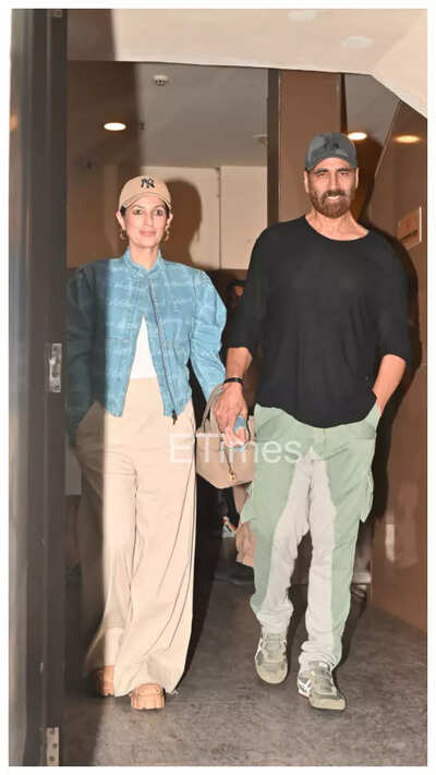Jolly LLB 3 star Akshay Kumar steps out in style with wife Twinkle Khanna  for a movie night - See photos | - The Times of India