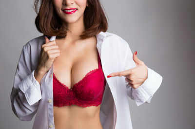 This is why you should wear a red bra under white shirts - Times