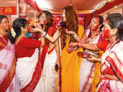 From widows to transgenders, Durga Pujas at CR Park open doors