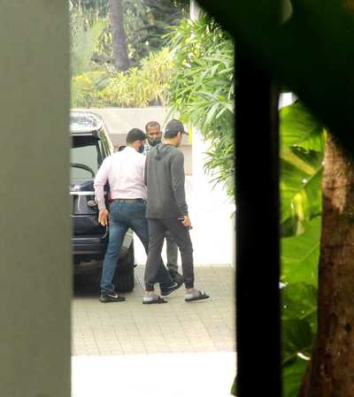 Photos: Ranbir Kapoor keeps it cool and casual as he gets snapped outside a  clinic in the city