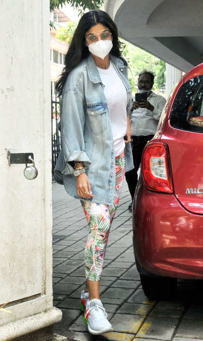 Shilpa Shetty Kundra wore her white T-shirt + denim jacket over a