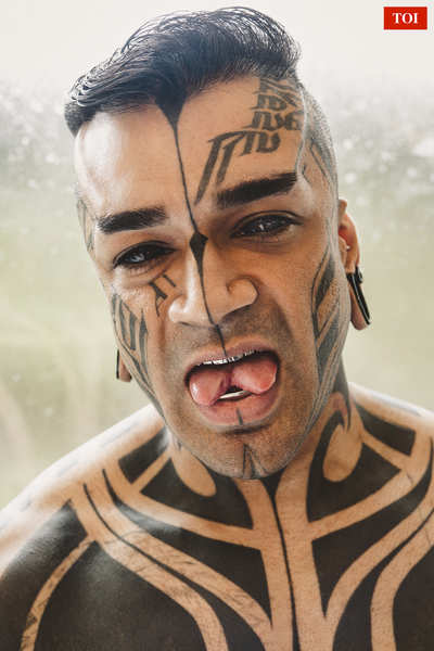 TattooGrapher Karan Who Got His Eye Balls Tattooed  Eakhbaar