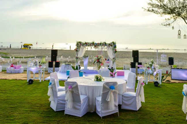 The Perfect Silver White Themed Beach Wedding In Goa Where And How